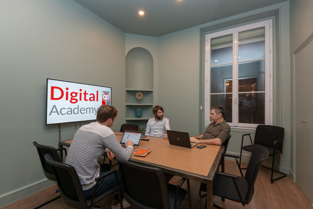 La nouvelle salle de formation peut accueillir jusqu'à six personnes.